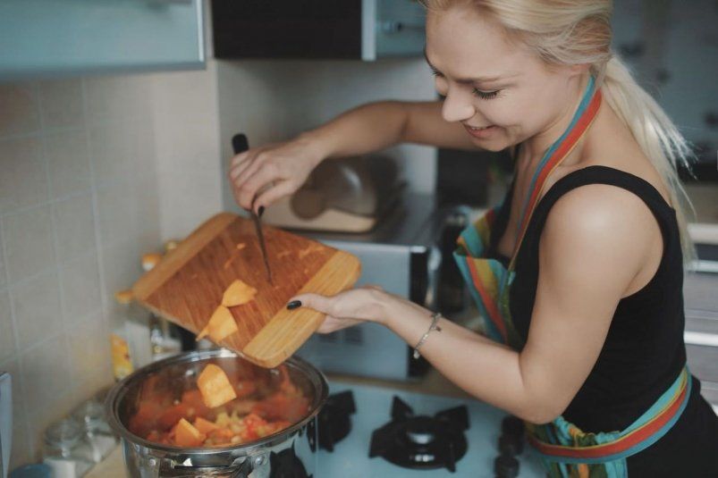 Кладу ложку в кастрюлю при варке и отдыхаю: вот как старый рабочий трюк реально упрощает готовку