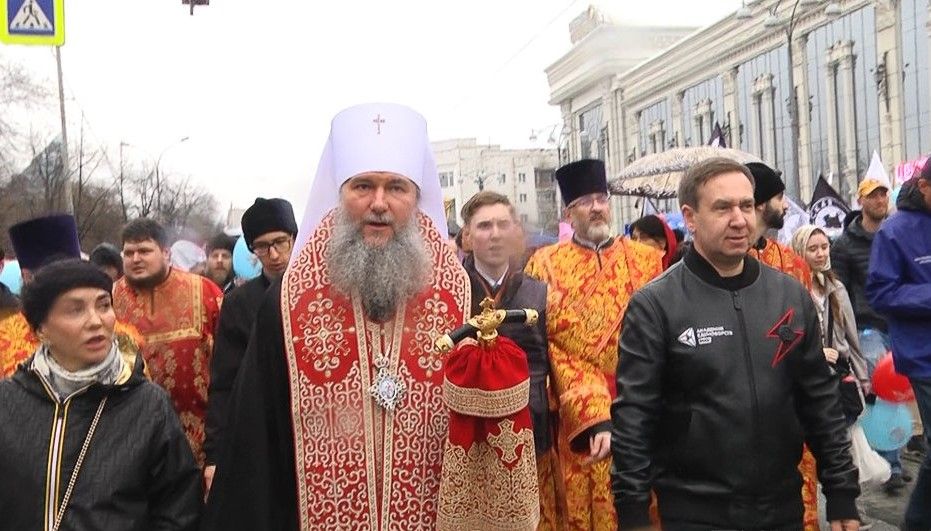 Пасхальный крестный ход прошёл по улицам Екатеринбурга — несмотря на дождь и погоду