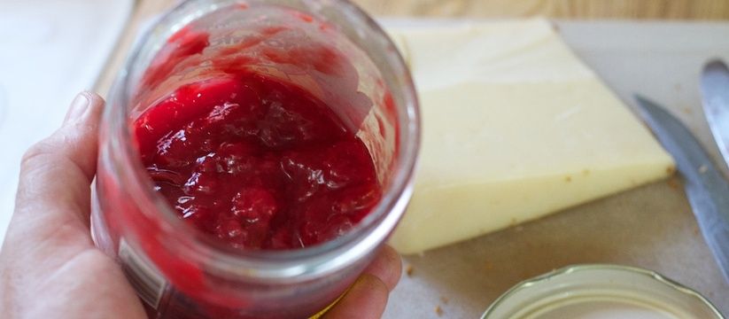 «Живое» варенье из клубники: два быстрых способа заготовки без варки и заморозки — хит этого лета