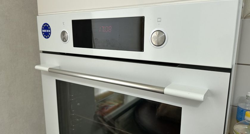 Прыскаю на дверцу духовки и включаю на 50 градусов на 30 минут – грязь ушла мгновенно, а в зеркало духовки теперь можно смотреться