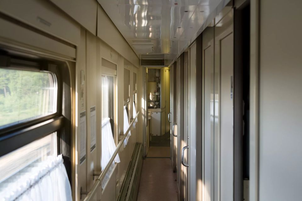 Бабушка с палочкой попросила уступить нижнюю полку — попутчица отказалась: пришлось вмешаться начальнику поезда