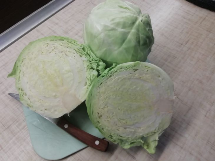 "Легкий и хрустящий": салат из капусты, помидоров и арахиса - вкусный рецепт