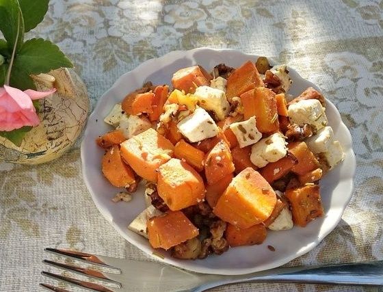 Сочное объединение вкусов: запеченная морковь с пряностями и грецкими орехами