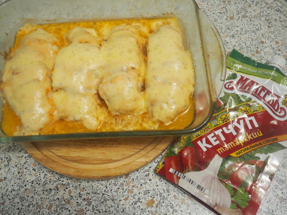 Сочность и аромат: куриная гармошка с помидорами и сыром