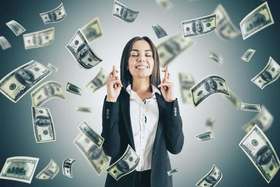 Необычная месть: женщина получает "зарплату" от мужа после развода