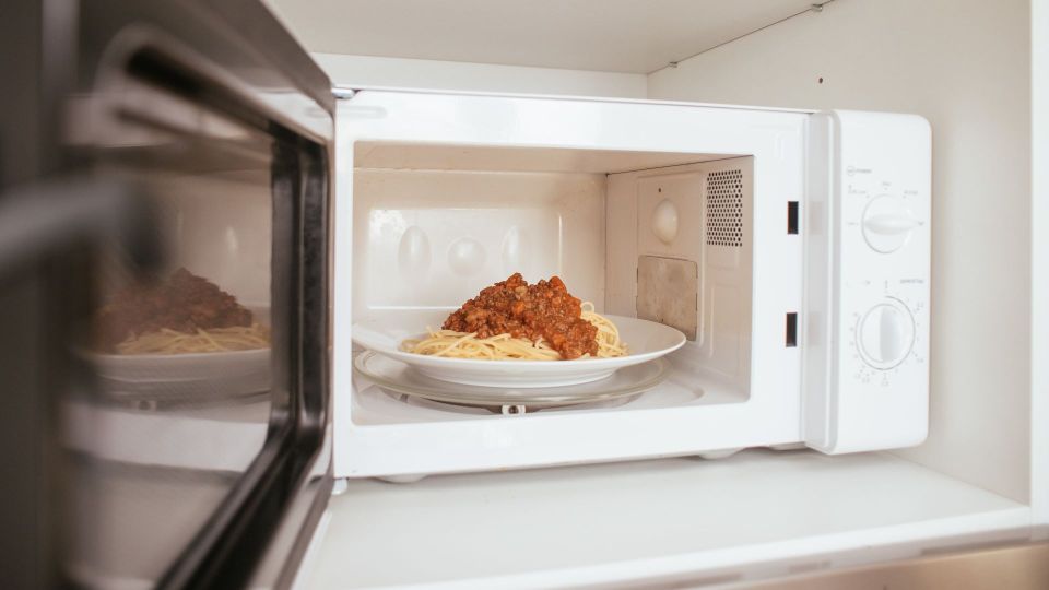 Почему микроволновка внезапно начинает хуже греть еду: названа единственная причина неполадки
