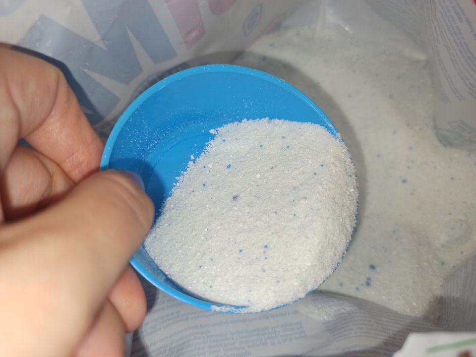 Как сэкономить на стирке: секреты эффективного использования недорогих порошков