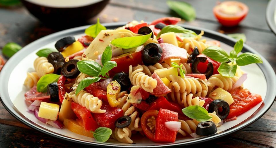 Итальянский салат с пастой и салями: простой путь к яркому вкусу