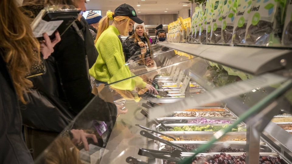 Вот почему не стоит брать в магазинах готовую еду: испорченные продукты ни при чем