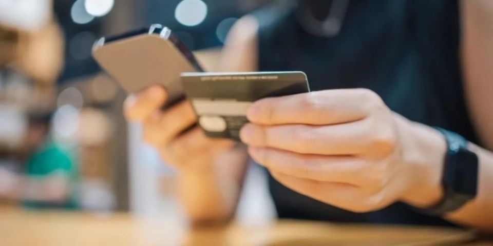 Почему россиянам стоит задуматься перед переводом крупных сумм с карты на карту