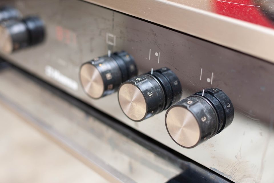 Очистка плиты: революционный метод избавит от грязи за минуту