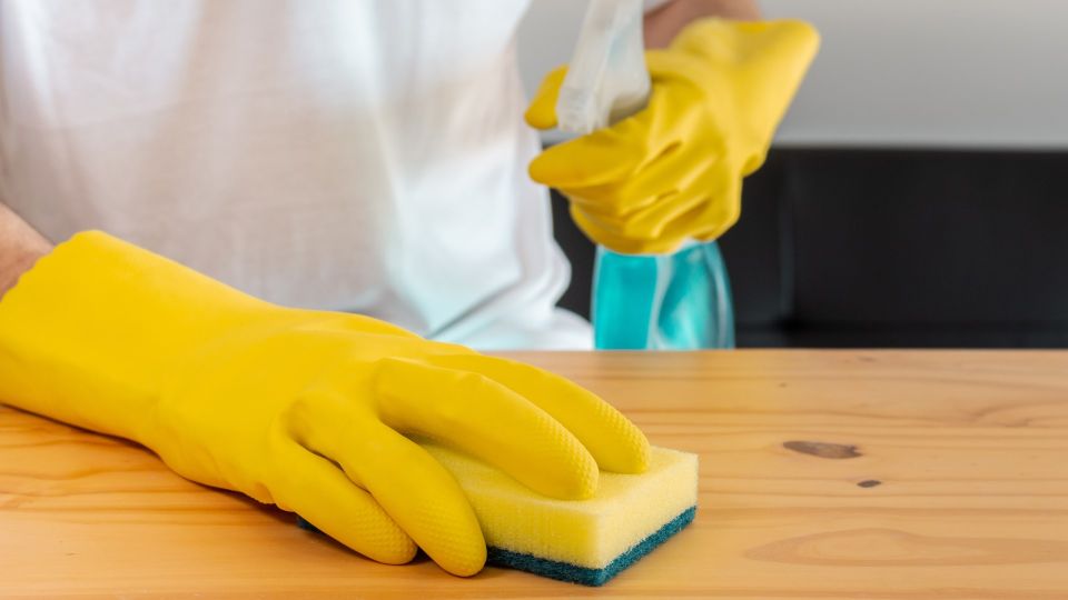 Без лимона и соды: липкий налет на шкафах удалит средство из аптечки