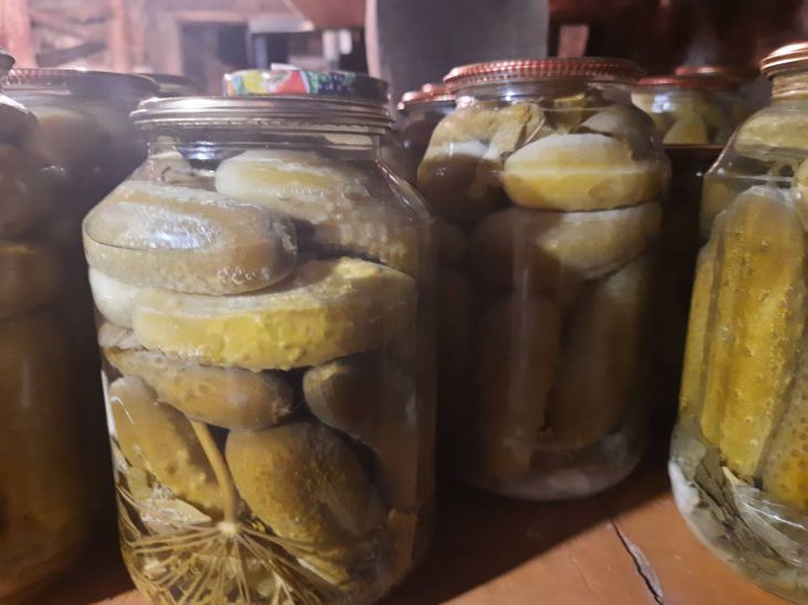 Что делать, если вздулись банки с огурцами: можно ли спасти консервацию