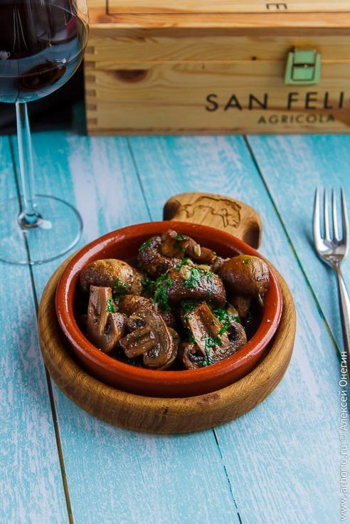 Изысканная закуска: запеченные шампиньоны с чесноком и петрушкой