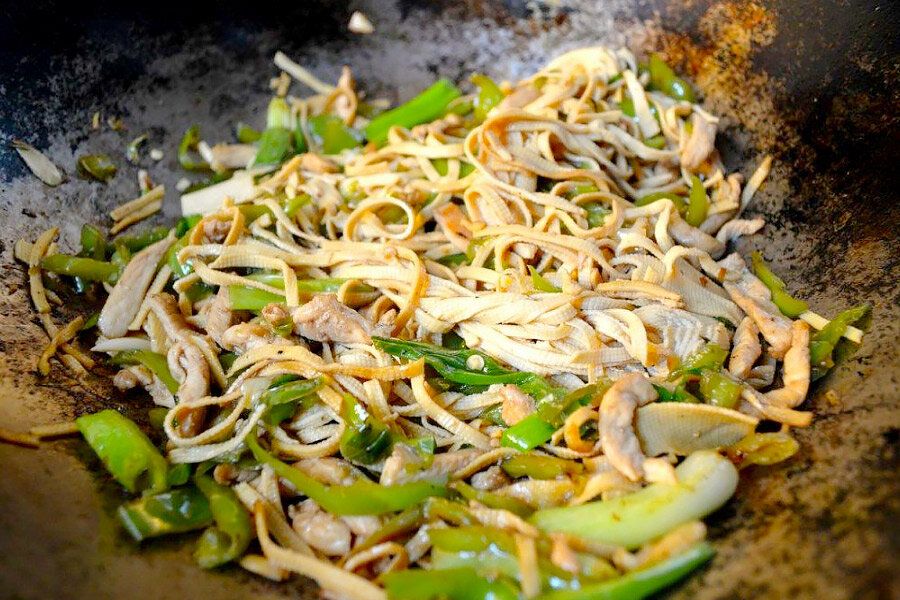 Невероятное сочетание: цыпленок с тофу и лапшой