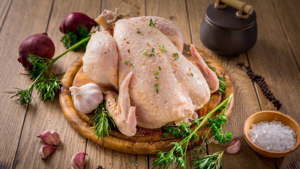 Стоит подстраховаться: вот почему курицу перед готовкой нужно обязательно обработать