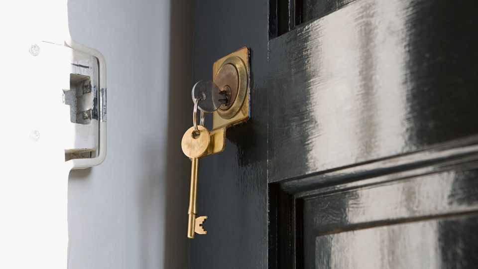 Ключ мигом перестанет прокручиваться в замочной скважине: натрите его этим копеечным средством