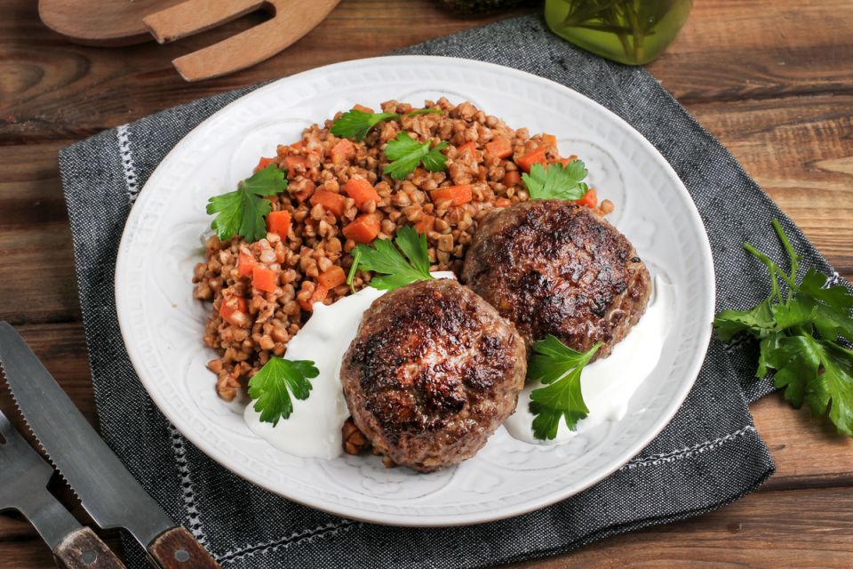 Советы от Барона Мюнхгаузена: как приготовить вкусные говяжьи котлеты с гречкой