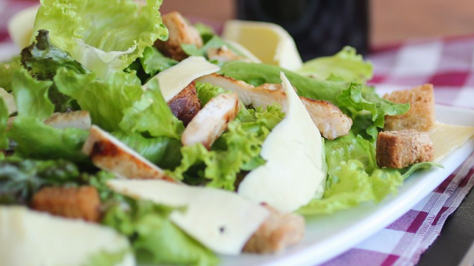 Домашний «Цезарь» превратится в кулинарный шедевр: вместо майонеза заправьте вот чем