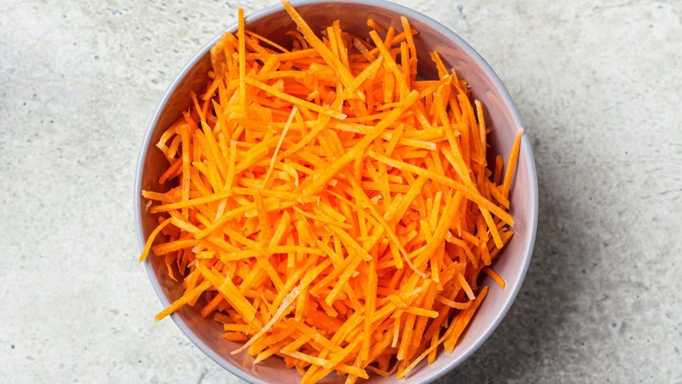Такой морковный салат вы точно еще не готовили: добавьте секретный ингредиент