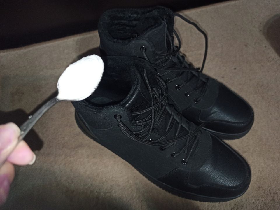 Гениальный способ утеплить обувь: всего пара ложек может изменить всё