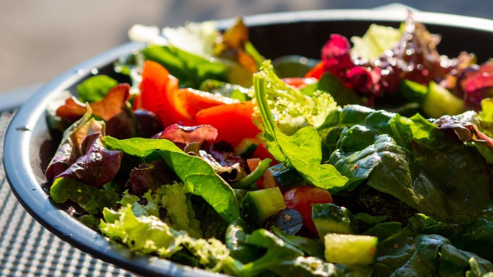 Вместо майонеза и масла: так заправляют овощной салат шеф-повара
