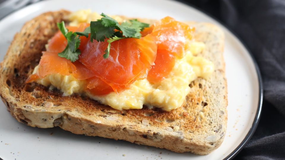 Роллы с красной рыбой произведут фурор: вместо банальной нарезки и бутербродов