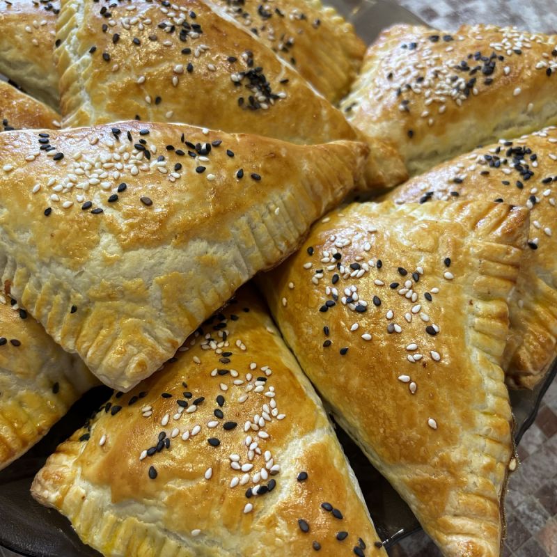 Новый уровень закусок: аппетитные слойки с сосисками и сыром