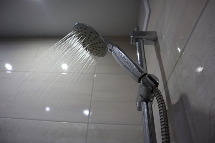 Известковый налет на душевом шланге исчезнет без следа: поможет простая хитрость