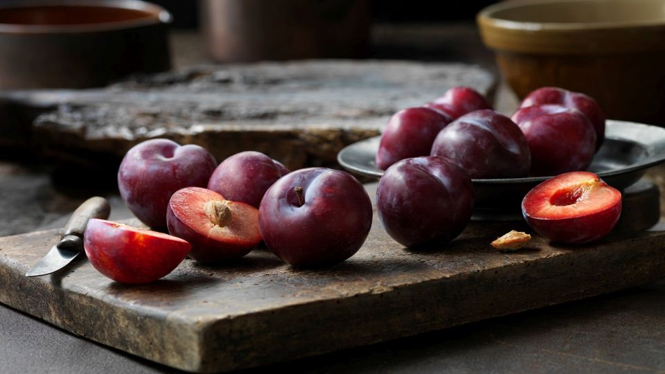 Вяленые сливы порадуют летним вкусом в холода: простой рецепт заготовки на зиму