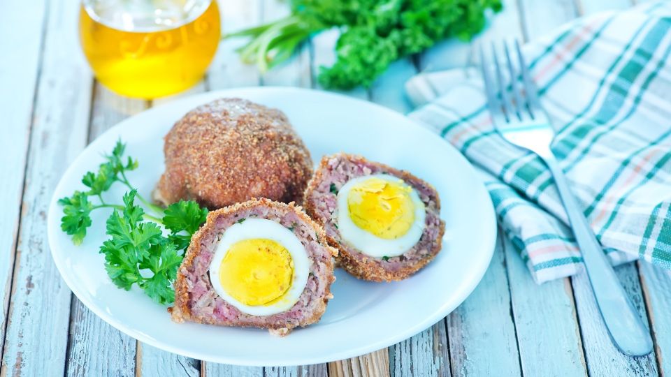 Такие вареные яйца вы точно не пробовали: рецепт придумали в Шотландии триста лет назад