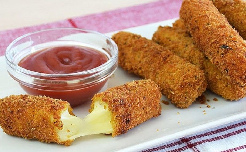 Хрустящие палочки моцареллы: идеальная закуска для любого праздника