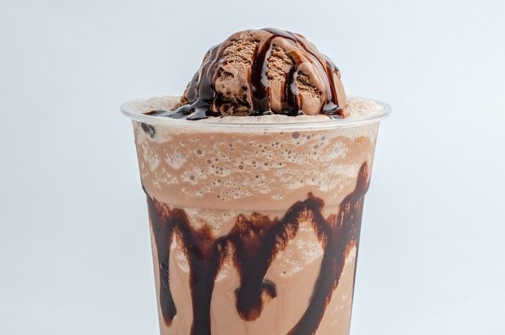 Этот шоколадный коктейль поразит гостей: приготовить проще простого – лакомство понравится детям