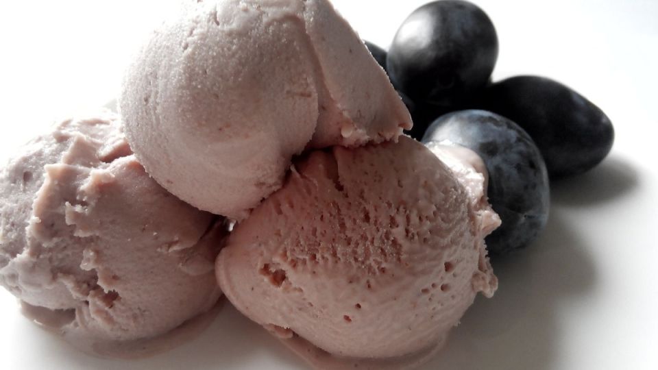 Сладкая свежесть лета: сливовое мороженое с медом