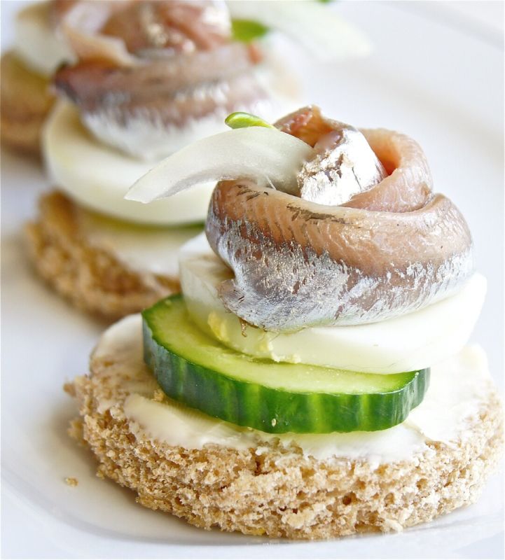 Канапе, которые покорят сердца: идеальные закуски к крепким напиткам