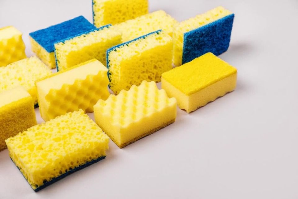 Почему уборка губок для посуды в микроволновке — гениальная идея