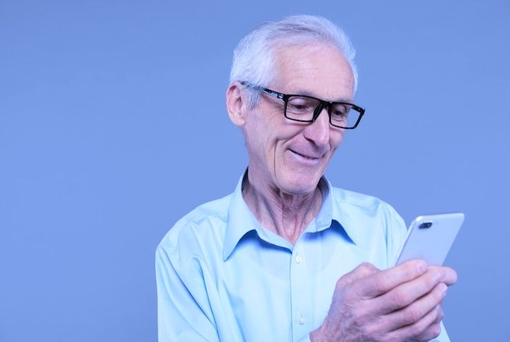 Как пенсионеры осваивают цифровые технологии: интересные факты об использовании смартфонов