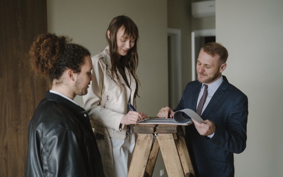 Как защитить свою квартиру от мошенников в 2025 году: советы от юристов