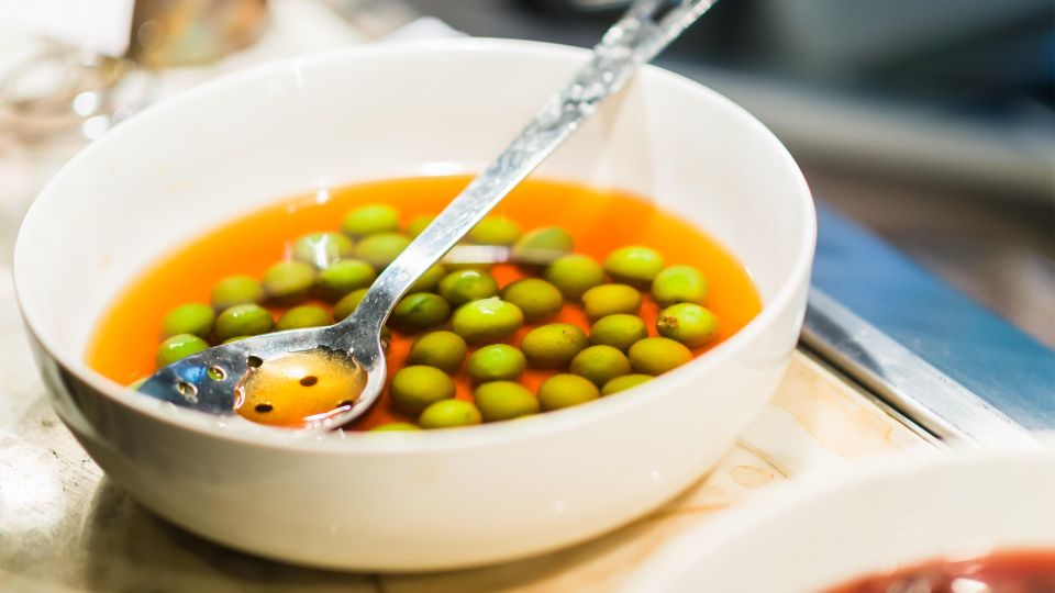 Воду из-под оливок больше не выливайте: повара ценят ее на вес золота