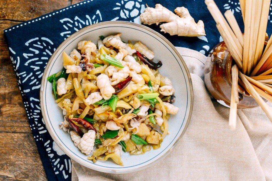 Жареный кальмар с квашеными овощами: вкус Кантонской кухни