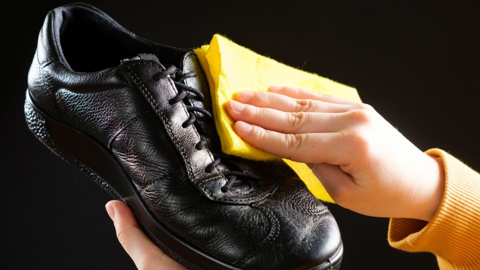 Лужи покажутся сущим пустяком: обработайте обувь этим и забудете о мокрых ногах