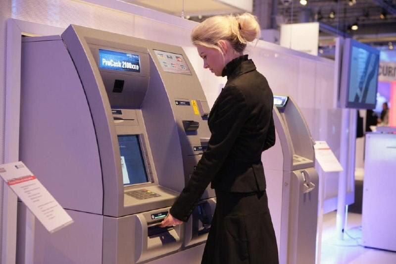 Как законно получать зарплату на карту третьего лица: важно знать!