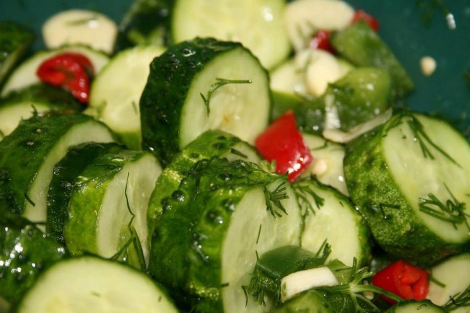 Зимние огурцы по-сербски: неожиданный вкус, который покорит любого мужчину