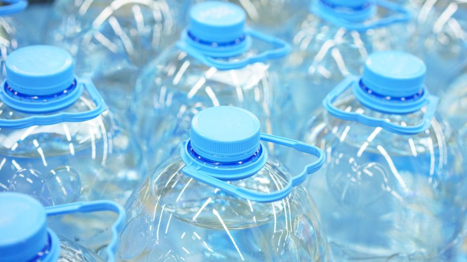 Вот зачем дачники копят зимой пятилитровки: пригодятся вовсе не для полива