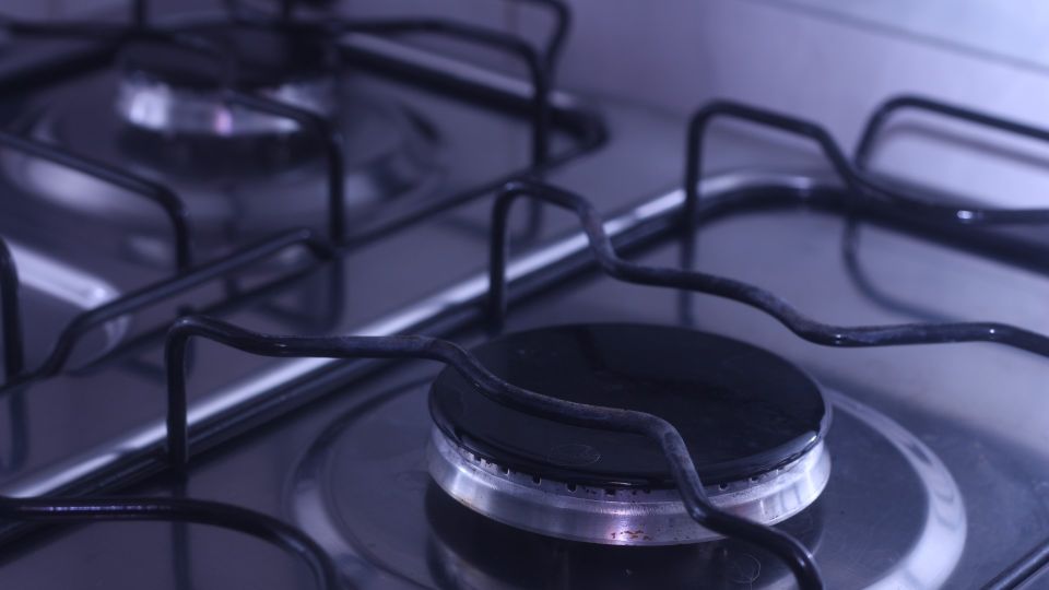 Решетки на плите будут сиять чистотой: нужно замочить в дешевом растворе