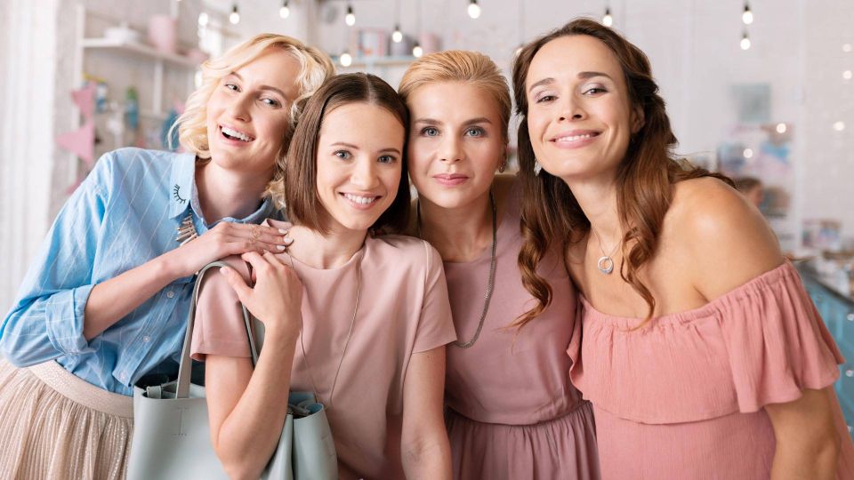 Розовый цвет можно носить всем: омолодит любую, если знать правила