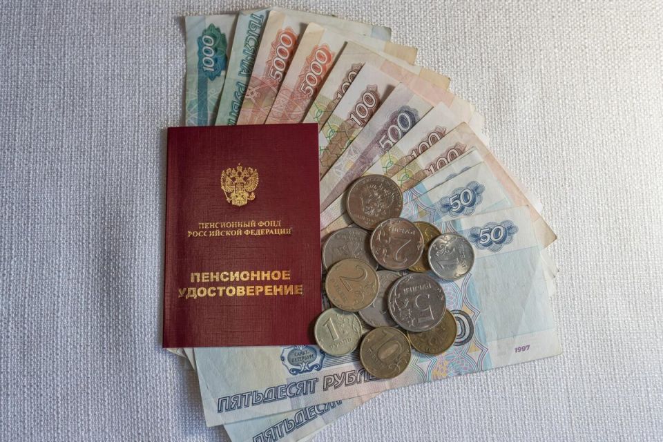 Пенсионерам на заметку: какие субсидии требуют заявление