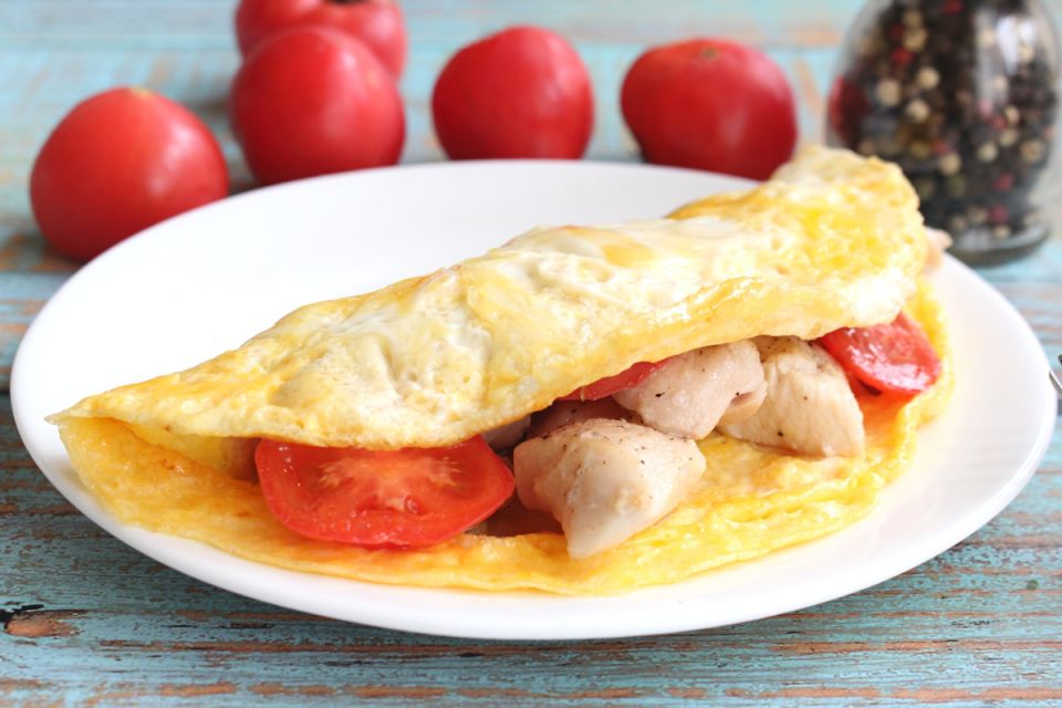 Вкусный и быстрый омлет с курицей и помидорами
