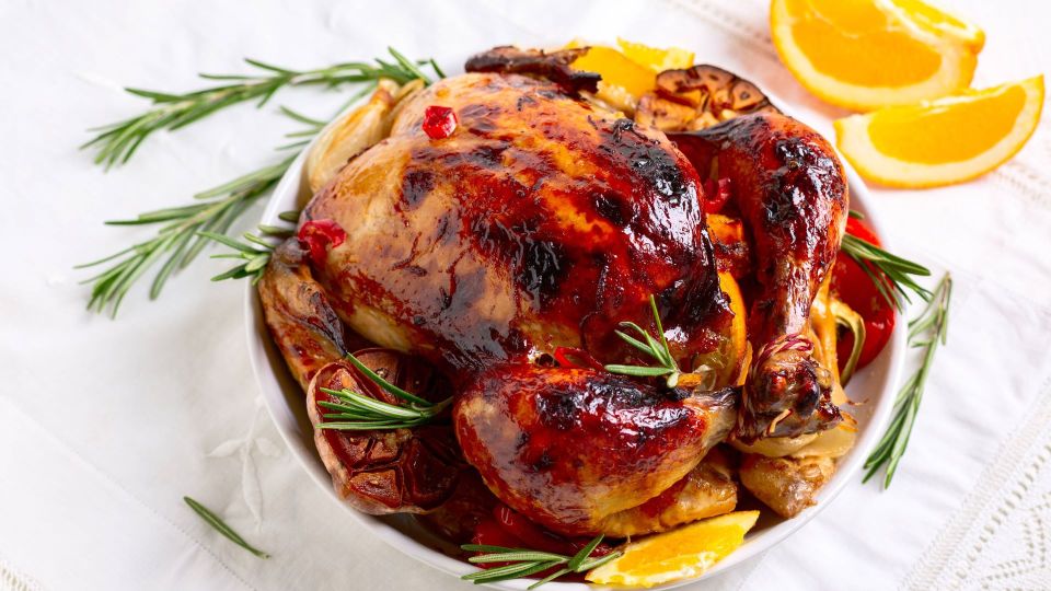 Хозяйки со смекалкой не запекают курицу без этой «обертки»: не фольга и не пергамент