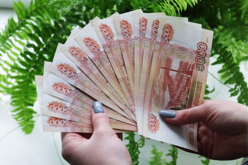 Кому положены дополнительные выплаты за трудовой стаж в 25 лет?